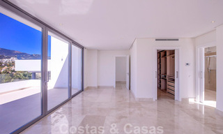 Lista para entrar a vivir, nueva y moderna villa de lujo en venta en Marbella - Benahavis en una zona residencial cerrada y segura 35645 