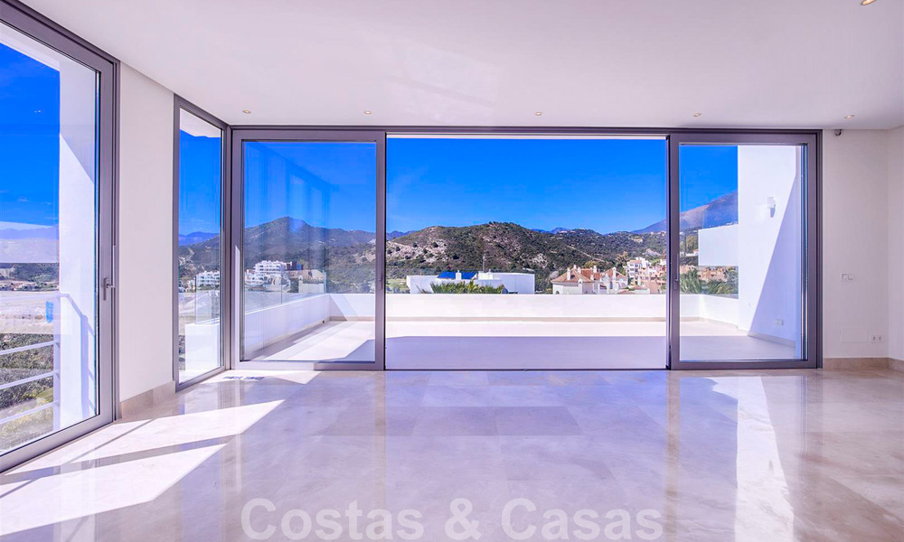 Lista para entrar a vivir, nueva y moderna villa de lujo en venta en Marbella - Benahavis en una zona residencial cerrada y segura 35646