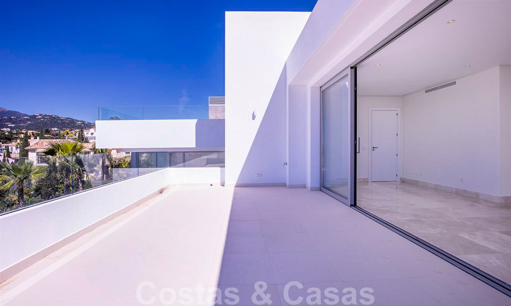 Lista para entrar a vivir, nueva y moderna villa de lujo en venta en Marbella - Benahavis en una zona residencial cerrada y segura 35647