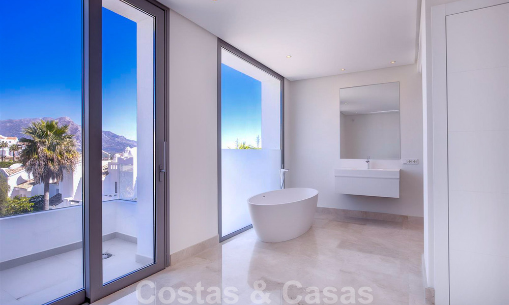 Lista para entrar a vivir, nueva y moderna villa de lujo en venta en Marbella - Benahavis en una zona residencial cerrada y segura 35649
