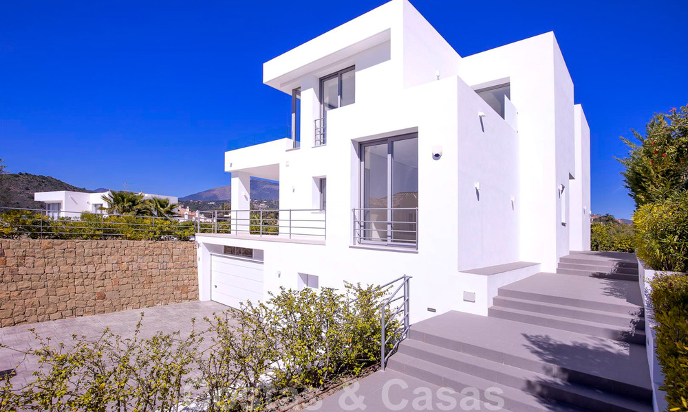 Lista para entrar a vivir, nueva y moderna villa de lujo en venta en Marbella - Benahavis en una zona residencial cerrada y segura 35653