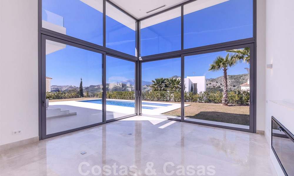 Lista para entrar a vivir, nueva y moderna villa de lujo en venta en Marbella - Benahavis en una zona residencial cerrada y segura 35654