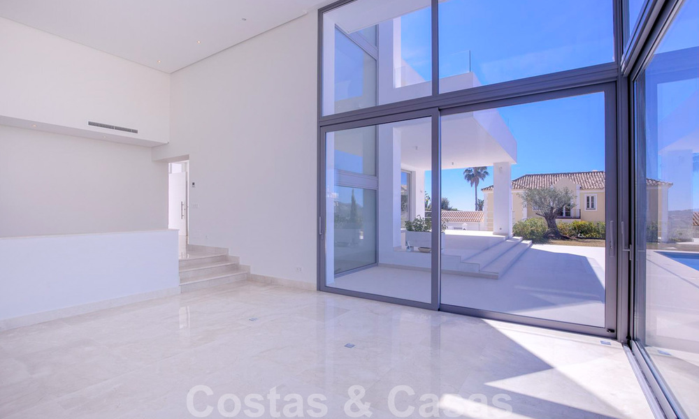 Lista para entrar a vivir, nueva y moderna villa de lujo en venta en Marbella - Benahavis en una zona residencial cerrada y segura 35655
