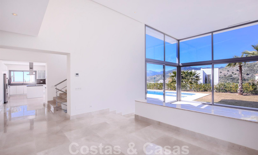 Lista para entrar a vivir, nueva y moderna villa de lujo en venta en Marbella - Benahavis en una zona residencial cerrada y segura 35656