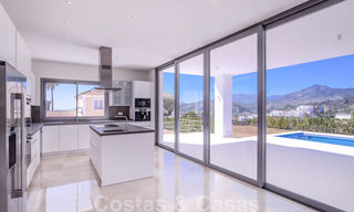 Lista para entrar a vivir, nueva y moderna villa de lujo en venta en Marbella - Benahavis en una zona residencial cerrada y segura 35657 