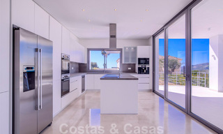Lista para entrar a vivir, nueva y moderna villa de lujo en venta en Marbella - Benahavis en una zona residencial cerrada y segura 35658 