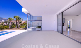 Lista para entrar a vivir, nueva y moderna villa de lujo en venta en Marbella - Benahavis en una zona residencial cerrada y segura 35659 