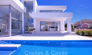 Lista para entrar a vivir, nueva y moderna villa de lujo en venta en Marbella - Benahavis en una zona residencial cerrada y segura 35660 