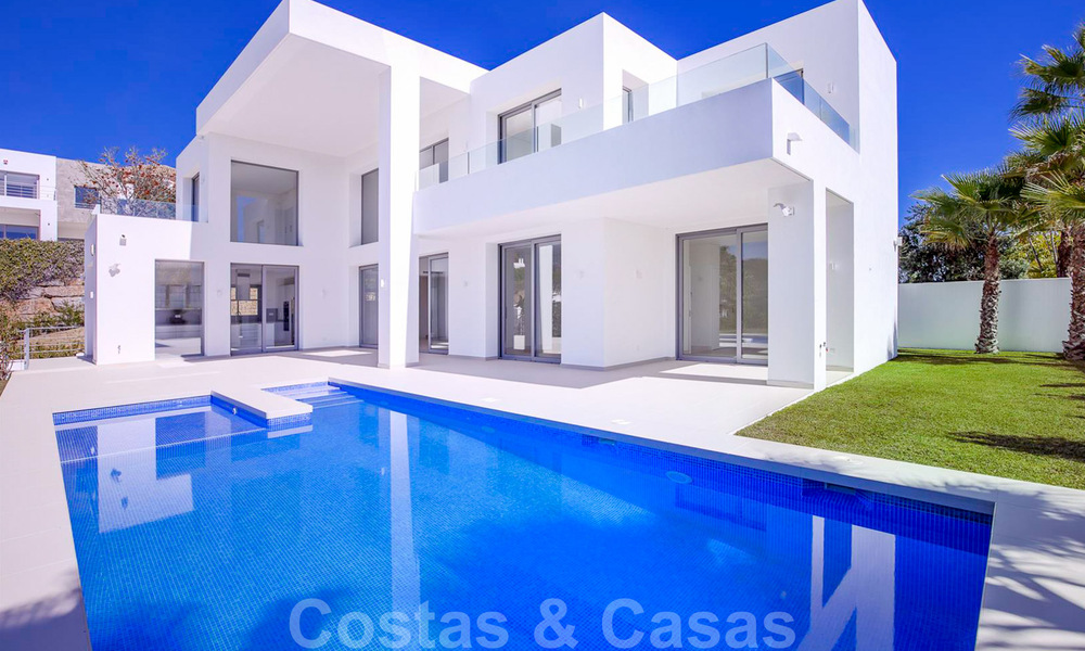 Lista para entrar a vivir, nueva y moderna villa de lujo en venta en Marbella - Benahavis en una urbanización segura 35700