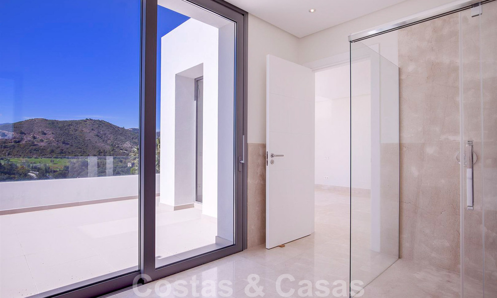 Lista para entrar a vivir, nueva y moderna villa de lujo en venta en Marbella - Benahavis en una urbanización segura 35713