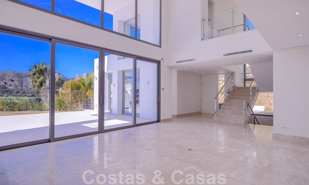 Lista para entrar a vivir, nueva y moderna villa de lujo en venta en Marbella - Benahavis en una urbanización segura 35717