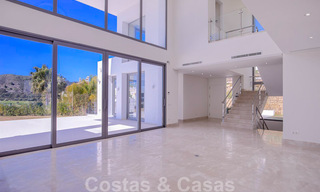 Lista para entrar a vivir, nueva y moderna villa de lujo en venta en Marbella - Benahavis en una urbanización segura 35717 