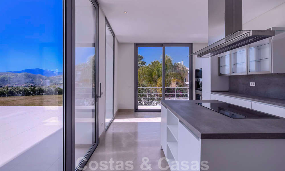 Lista para entrar a vivir, nueva y moderna villa de lujo en venta en Marbella - Benahavis en una urbanización segura 35720