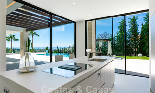 Lista para entrar a vivir, nueva villa moderna en venta con vistas al mar desde todos los niveles en un resort de golf de cinco estrellas en Marbella - Benahavis 35721 