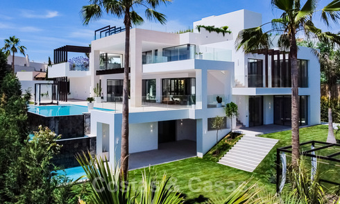 Lista para entrar a vivir, nueva villa moderna en venta con vistas al mar desde todos los niveles en un resort de golf de cinco estrellas en Marbella - Benahavis 35722