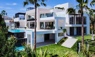 Lista para entrar a vivir, nueva villa moderna en venta con vistas al mar desde todos los niveles en un resort de golf de cinco estrellas en Marbella - Benahavis 35722 