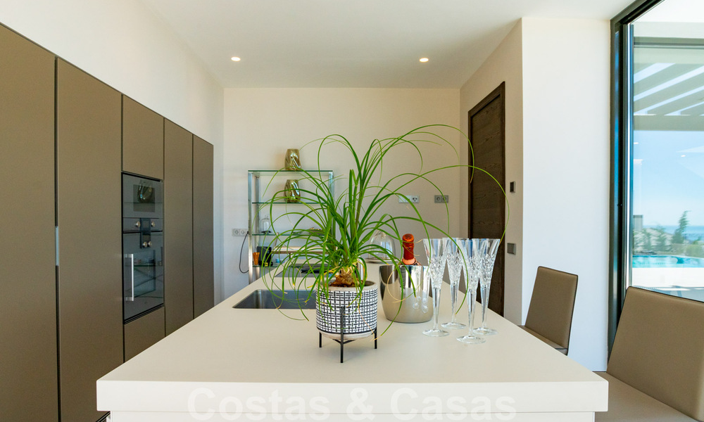 Lista para entrar a vivir, nueva villa moderna en venta con vistas al mar desde todos los niveles en un resort de golf de cinco estrellas en Marbella - Benahavis 35723