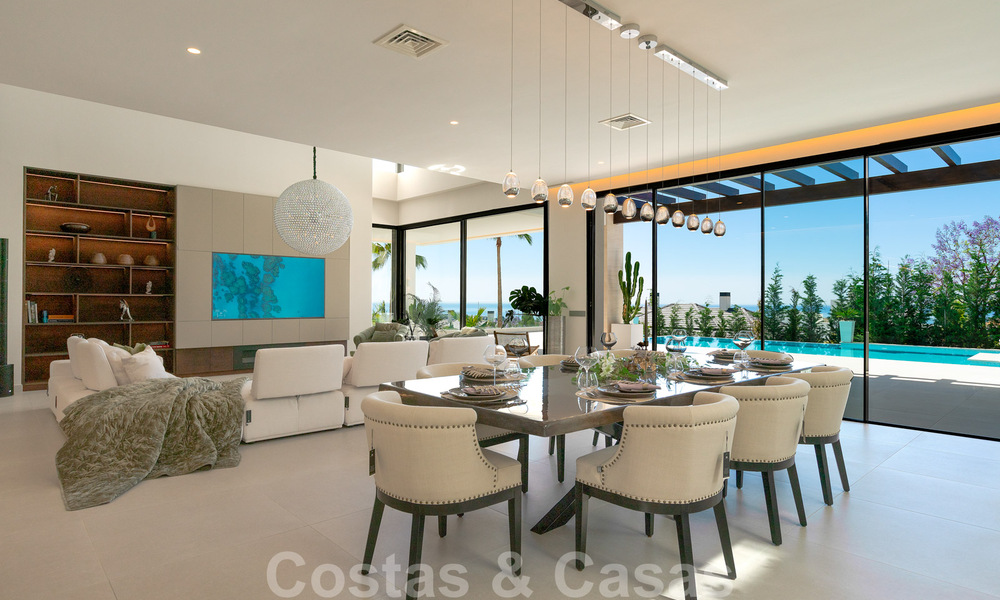 Lista para entrar a vivir, nueva villa moderna en venta con vistas al mar desde todos los niveles en un resort de golf de cinco estrellas en Marbella - Benahavis 35724