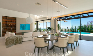 Lista para entrar a vivir, nueva villa moderna en venta con vistas al mar desde todos los niveles en un resort de golf de cinco estrellas en Marbella - Benahavis 35724 