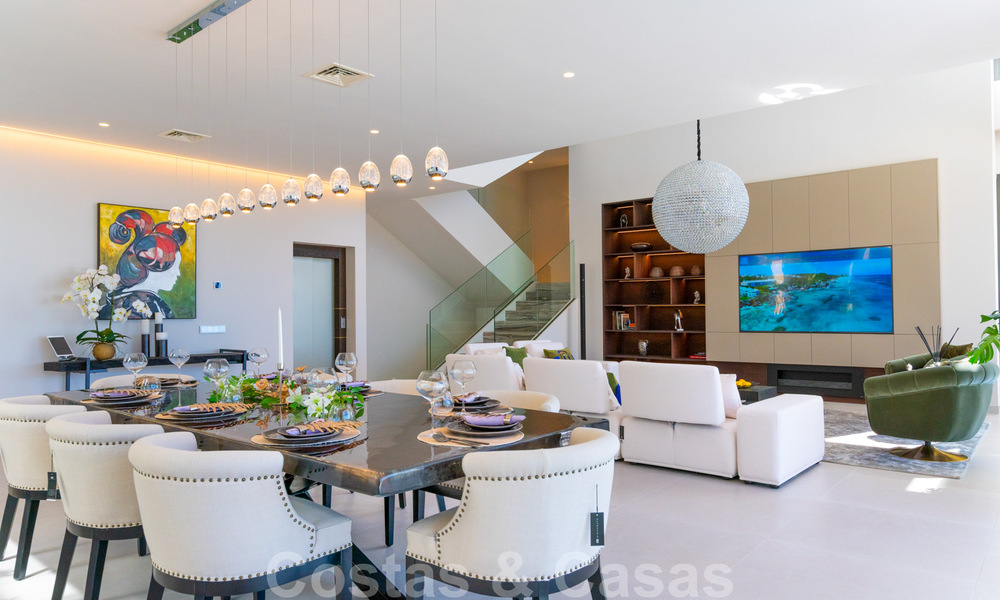 Lista para entrar a vivir, nueva villa moderna en venta con vistas al mar desde todos los niveles en un resort de golf de cinco estrellas en Marbella - Benahavis 35725