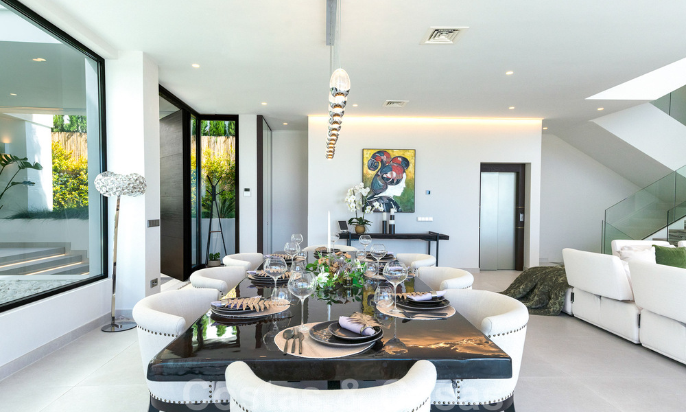 Lista para entrar a vivir, nueva villa moderna en venta con vistas al mar desde todos los niveles en un resort de golf de cinco estrellas en Marbella - Benahavis 35726