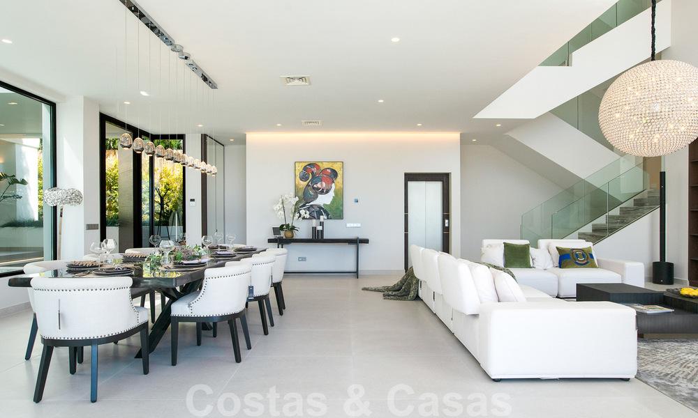 Lista para entrar a vivir, nueva villa moderna en venta con vistas al mar desde todos los niveles en un resort de golf de cinco estrellas en Marbella - Benahavis 35727