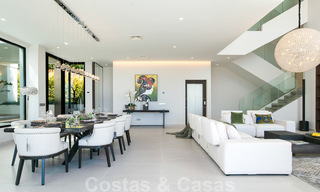 Lista para entrar a vivir, nueva villa moderna en venta con vistas al mar desde todos los niveles en un resort de golf de cinco estrellas en Marbella - Benahavis 35727 