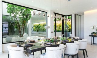 Lista para entrar a vivir, nueva villa moderna en venta con vistas al mar desde todos los niveles en un resort de golf de cinco estrellas en Marbella - Benahavis 35728 