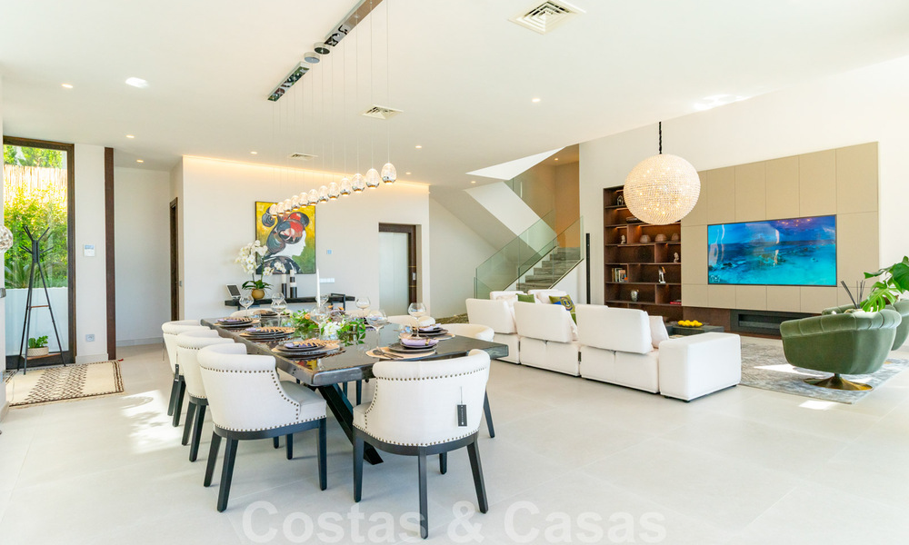 Lista para entrar a vivir, nueva villa moderna en venta con vistas al mar desde todos los niveles en un resort de golf de cinco estrellas en Marbella - Benahavis 35729