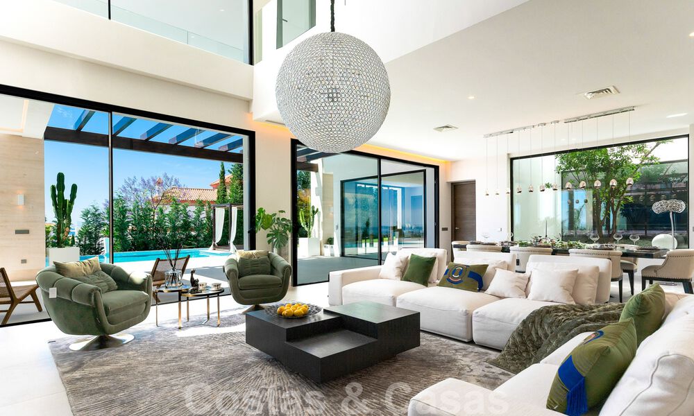 Lista para entrar a vivir, nueva villa moderna en venta con vistas al mar desde todos los niveles en un resort de golf de cinco estrellas en Marbella - Benahavis 35732