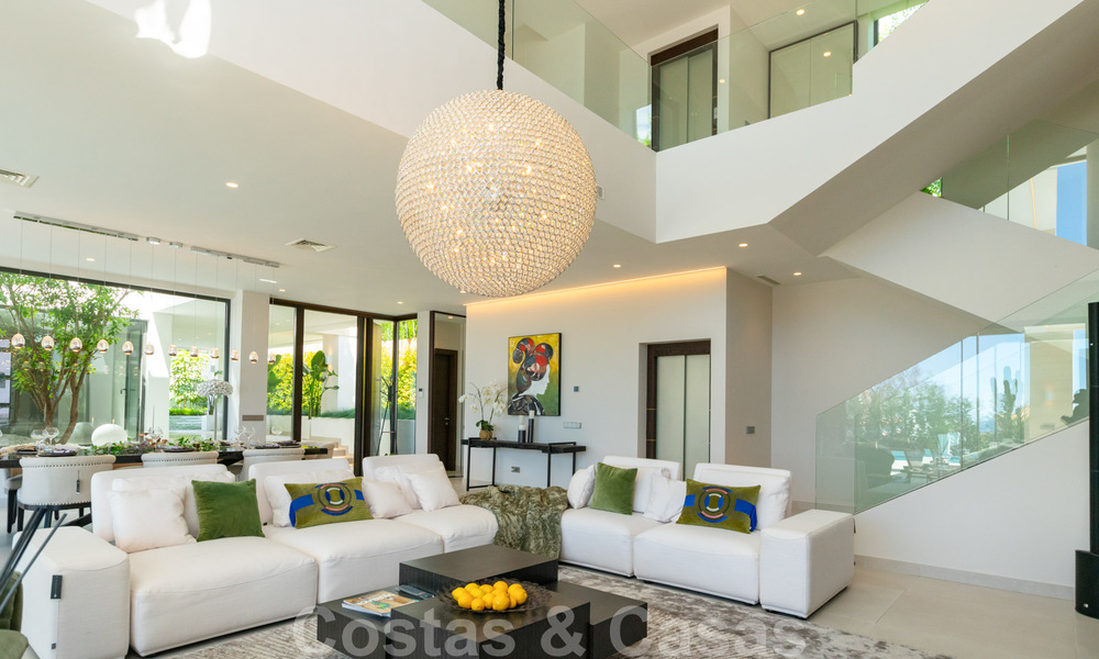 Lista para entrar a vivir, nueva villa moderna en venta con vistas al mar desde todos los niveles en un resort de golf de cinco estrellas en Marbella - Benahavis 35734