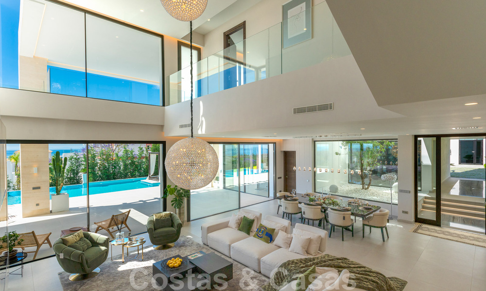 Lista para entrar a vivir, nueva villa moderna en venta con vistas al mar desde todos los niveles en un resort de golf de cinco estrellas en Marbella - Benahavis 35735