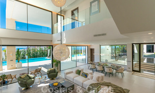 Lista para entrar a vivir, nueva villa moderna en venta con vistas al mar desde todos los niveles en un resort de golf de cinco estrellas en Marbella - Benahavis 35735 