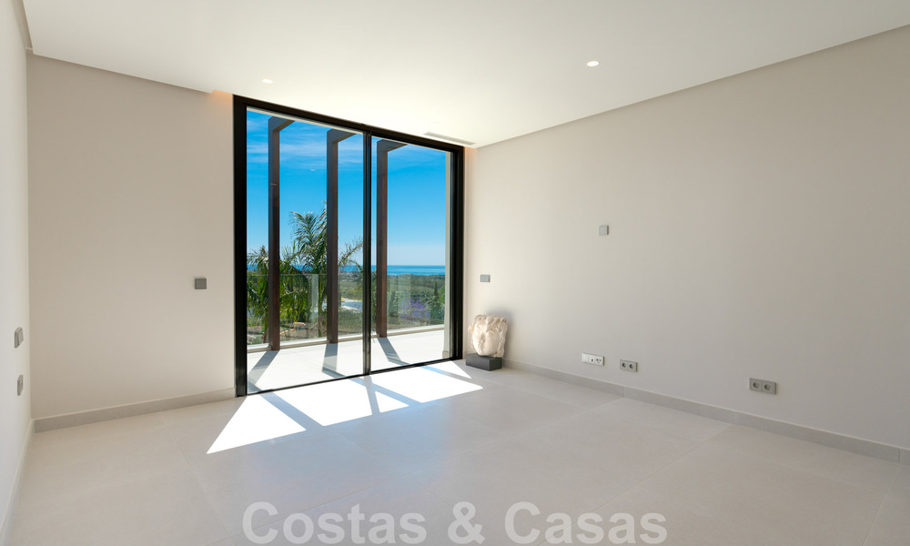 Lista para entrar a vivir, nueva villa moderna en venta con vistas al mar desde todos los niveles en un resort de golf de cinco estrellas en Marbella - Benahavis 35736