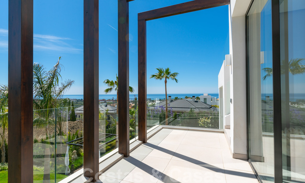 Lista para entrar a vivir, nueva villa moderna en venta con vistas al mar desde todos los niveles en un resort de golf de cinco estrellas en Marbella - Benahavis 35737