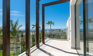 Lista para entrar a vivir, nueva villa moderna en venta con vistas al mar desde todos los niveles en un resort de golf de cinco estrellas en Marbella - Benahavis 35737 