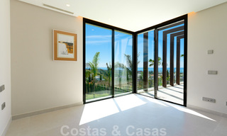 Lista para entrar a vivir, nueva villa moderna en venta con vistas al mar desde todos los niveles en un resort de golf de cinco estrellas en Marbella - Benahavis 35738 