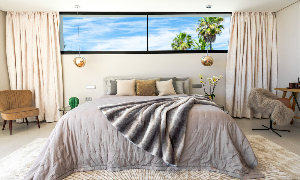 Lista para entrar a vivir, nueva villa moderna en venta con vistas al mar desde todos los niveles en un resort de golf de cinco estrellas en Marbella - Benahavis 35742