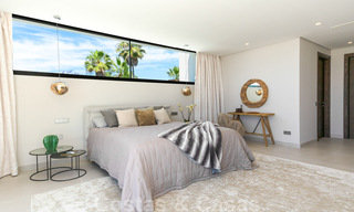 Lista para entrar a vivir, nueva villa moderna en venta con vistas al mar desde todos los niveles en un resort de golf de cinco estrellas en Marbella - Benahavis 35743 