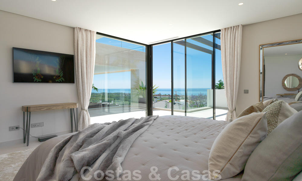 Lista para entrar a vivir, nueva villa moderna en venta con vistas al mar desde todos los niveles en un resort de golf de cinco estrellas en Marbella - Benahavis 35744