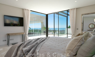 Lista para entrar a vivir, nueva villa moderna en venta con vistas al mar desde todos los niveles en un resort de golf de cinco estrellas en Marbella - Benahavis 35744 