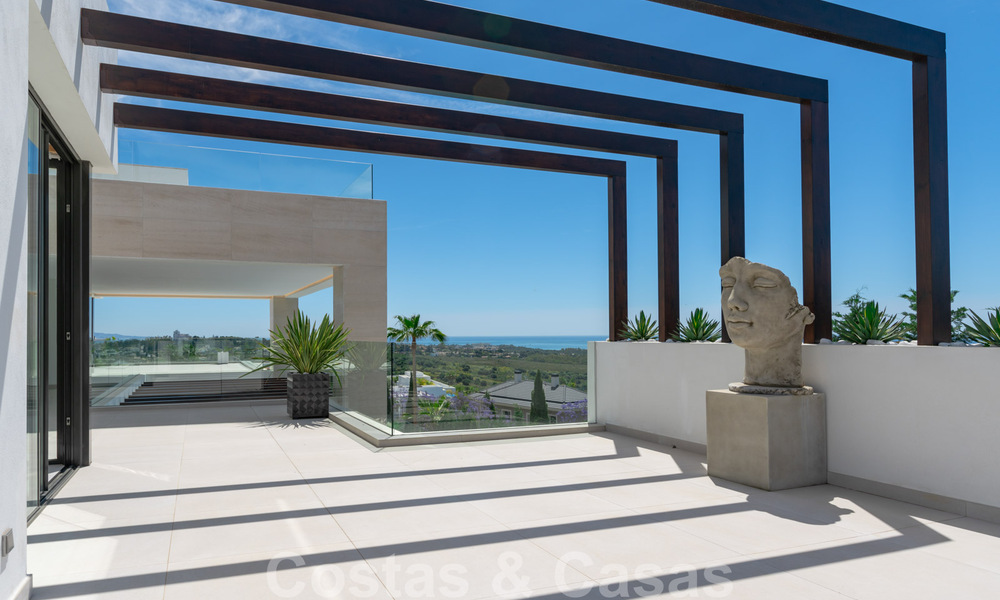 Lista para entrar a vivir, nueva villa moderna en venta con vistas al mar desde todos los niveles en un resort de golf de cinco estrellas en Marbella - Benahavis 35749