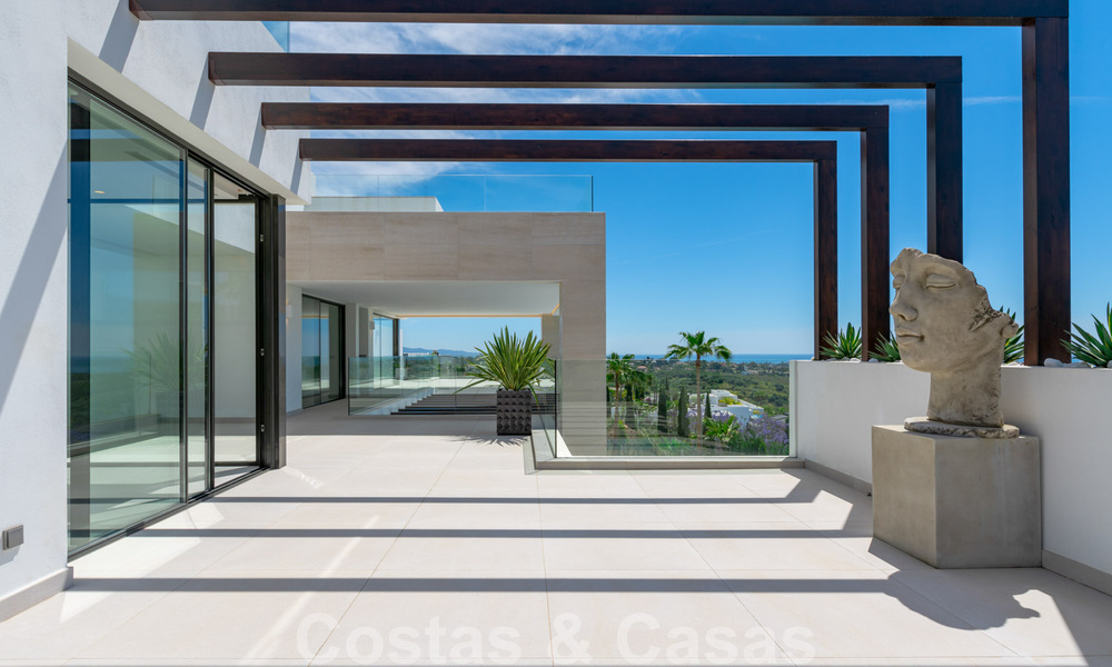 Lista para entrar a vivir, nueva villa moderna en venta con vistas al mar desde todos los niveles en un resort de golf de cinco estrellas en Marbella - Benahavis 35750