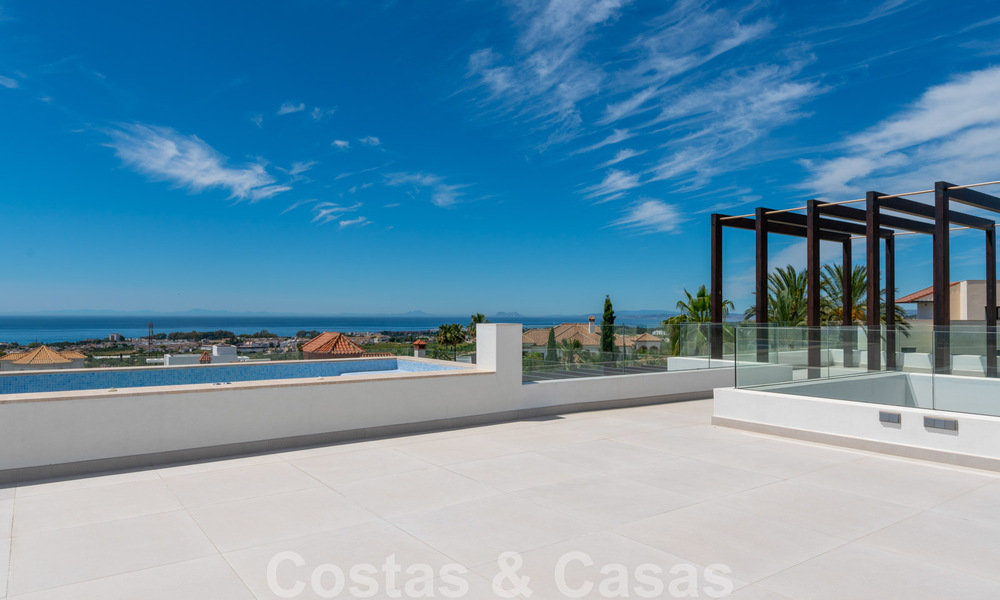 Lista para entrar a vivir, nueva villa moderna en venta con vistas al mar desde todos los niveles en un resort de golf de cinco estrellas en Marbella - Benahavis 35751