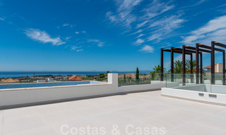 Lista para entrar a vivir, nueva villa moderna en venta con vistas al mar desde todos los niveles en un resort de golf de cinco estrellas en Marbella - Benahavis 35751 
