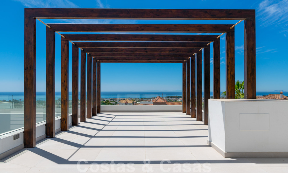 Lista para entrar a vivir, nueva villa moderna en venta con vistas al mar desde todos los niveles en un resort de golf de cinco estrellas en Marbella - Benahavis 35752