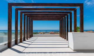 Lista para entrar a vivir, nueva villa moderna en venta con vistas al mar desde todos los niveles en un resort de golf de cinco estrellas en Marbella - Benahavis 35752 