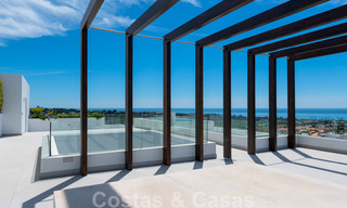 Lista para entrar a vivir, nueva villa moderna en venta con vistas al mar desde todos los niveles en un resort de golf de cinco estrellas en Marbella - Benahavis 35753 