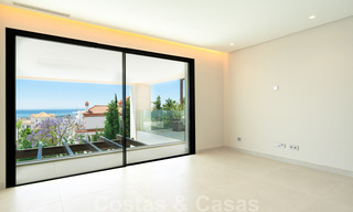 Lista para entrar a vivir, nueva villa moderna en venta con vistas al mar desde todos los niveles en un resort de golf de cinco estrellas en Marbella - Benahavis 35754 