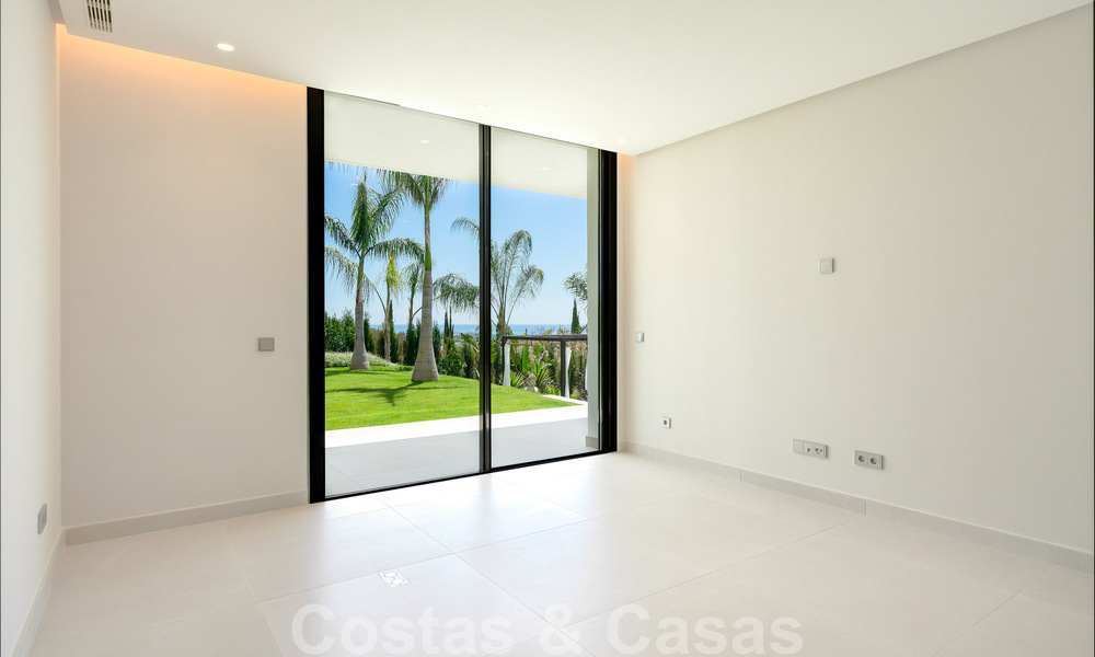 Lista para entrar a vivir, nueva villa moderna en venta con vistas al mar desde todos los niveles en un resort de golf de cinco estrellas en Marbella - Benahavis 35755